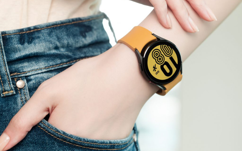 Samsung Galaxy Watch 4 44mm được trang bị dây đeo silicon đàn hồi rộng 2cm