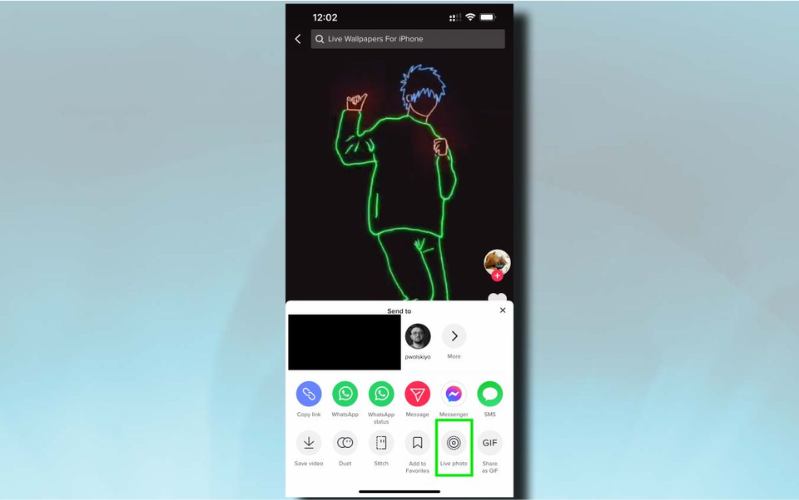 Mẹo dùng video TikTok đặt thành màn hình khoá trên iPhone Chọn Live Photo và đợi video tải về