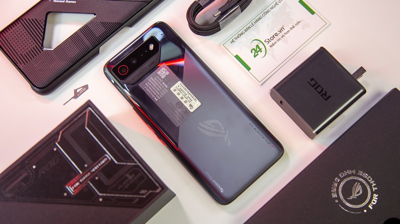 Bên trong hộp ASUS ROG Phone 7