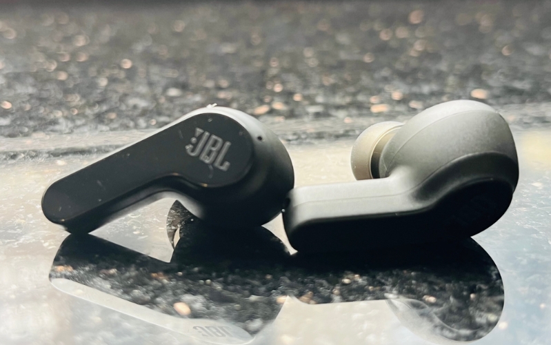 JBL Wave Beam là chiếc tai nghe có hiệu năng tuyệt vời nhưng mức giá rất phải chăng
