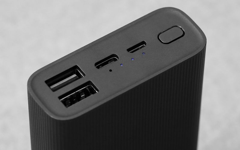 Sạc dự phòng Power Bank 3 Ultra Compact có khả năng sạc ba thiết bị cùng một lúc Sạc dự phòng Xiaomi Power Bank 3 Ultra Compact được trang bị hai cổng USB-C và một cổng USB-A tiện lợi.