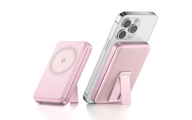 Sạc dự phòng của nhà Innostyle được thiết kế với 4 gam màu thời thượng. Pin sạc dự phòng Innostyle PowerMag Switch được trang bị một chân đế có thể gấp gọn rất tiện lợi và “đa di năng”.