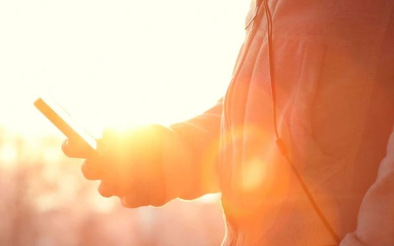 Smartphone thường bị quá tải nhiệt khi dùng ngoài trời nắng