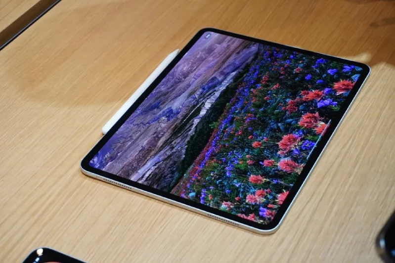 tính năng ẩn danh của iPad Pro M4 Combo Magic Keyboard và iPad Pro trước đây có trọng lượng nặng hơn cả một chiếc MacBook