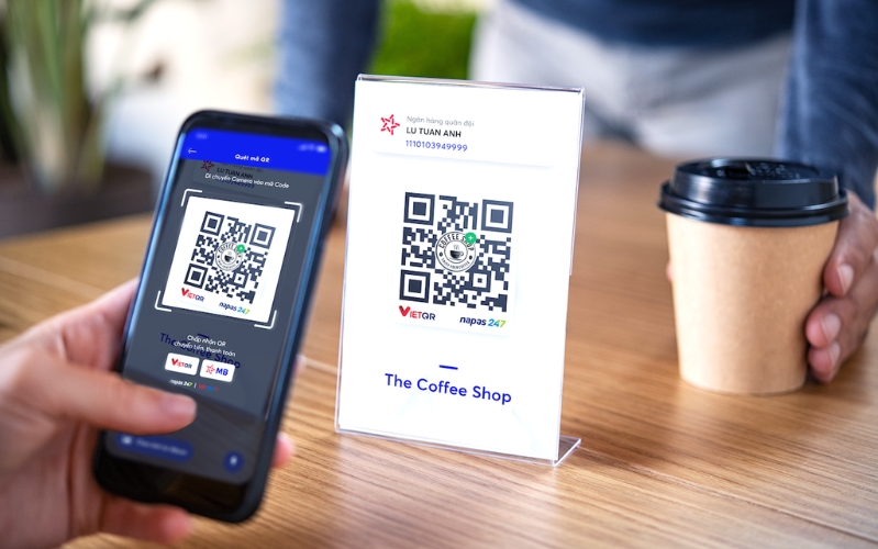 Sau khi quét mã QR, hãy dành thời gian kiểm tra kỹ thông tin hiển thị trên màn hình, bao gồm số tiền, tên người nhận và mục đích giao dịch
