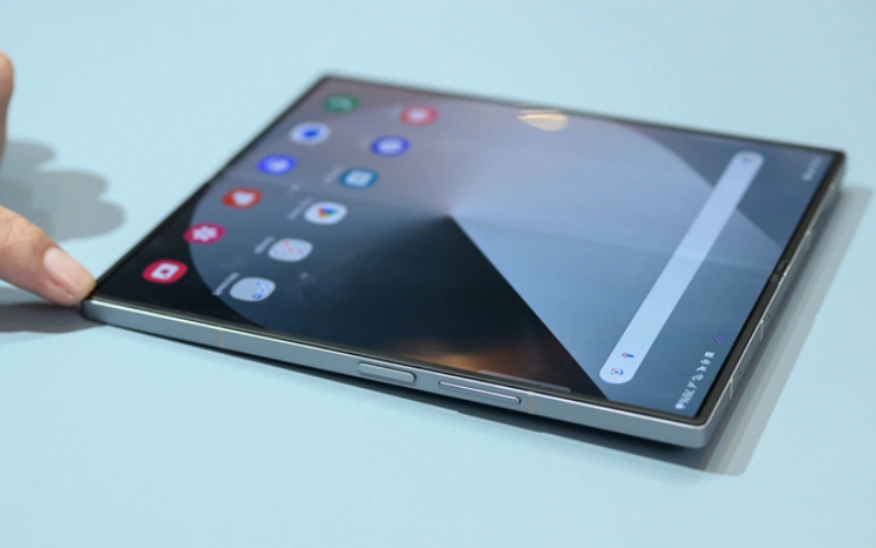 Các cạnh của Galaxy Z Fold6 này được thiết kế phẳng hơn và ít bo cong hơn so với thế hệ trước.