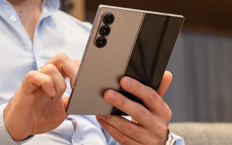 Galaxy Z Fold6 chỉ dày 5.6mm và nặng 239g, trong khi Z Fold5 dày 6.1mm và nặng 253g