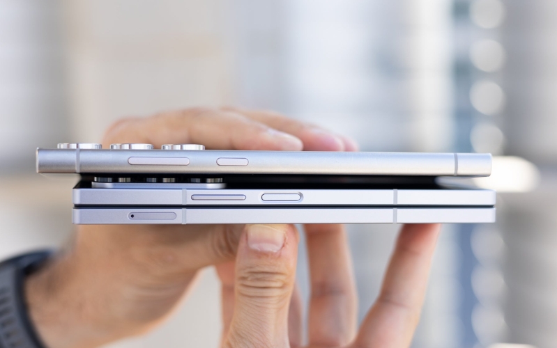 Galaxy Z Fold6 có kích thước nhỏ và mỏng nhẹ hơn so với Galaxy S24 Ultra