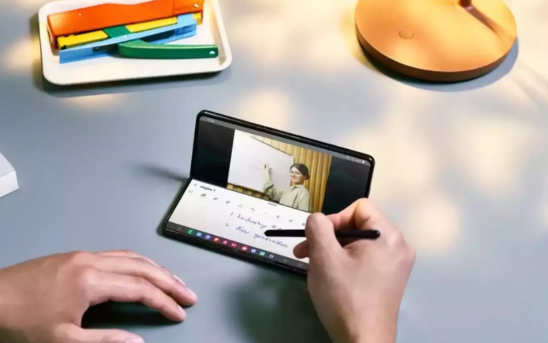 AI hỗ trợ bút S Pen cũng là một điểm mạnh, giúp nhận diện lực nhấn và góc nghiêng của bút để tạo ra các nét vẽ chính xác và tự nhiên, cùng với khả năng chuyển đổi chữ viết tay thành văn bản số.