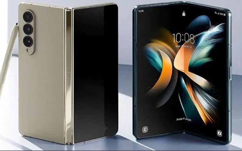 Samsung Galaxy Z Fold6 nổi bật với cơ chế gập độc đáo, cho phép người dùng mở ra một màn hình chính rộng 7.6 inch trong khi vẫn giữ được kích thước nhỏ gọn khi gập lại