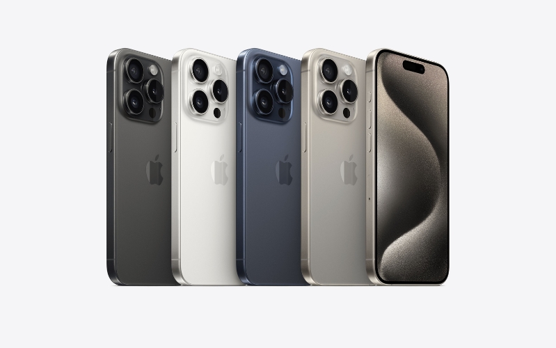 iPhone 15 Pro Max duy trì thiết kế truyền thống với khung viền vuông vức và cụm camera hình vuông lớn ở mặt sau