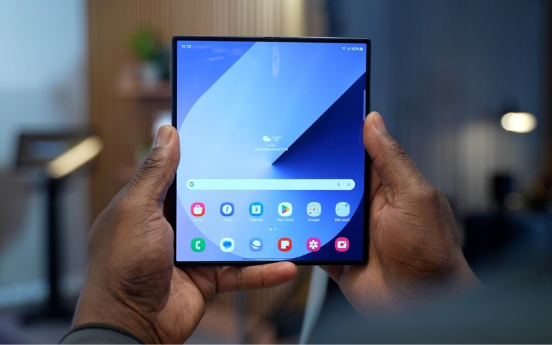 Galaxy Z Fold6 tiếp tục sử dụng hai màn hình như phiên bản trước, với màn hình chính 7.6 inch và màn hình phụ 6.4 inch