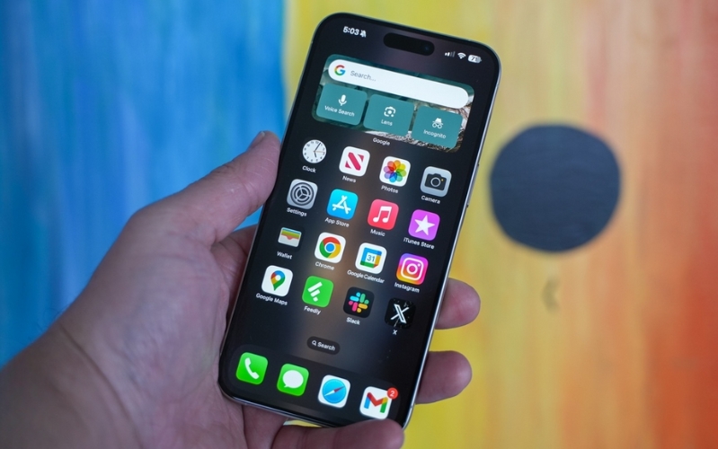 iPhone 15 Pro Max sở hữu một màn hình duy nhất 6.7 inch với tấm nền LTPO Super Retina XDR OLED, độ phân giải 1290 x 2796 pixel và tốc độ làm tươi thích ứng từ 1-120Hz