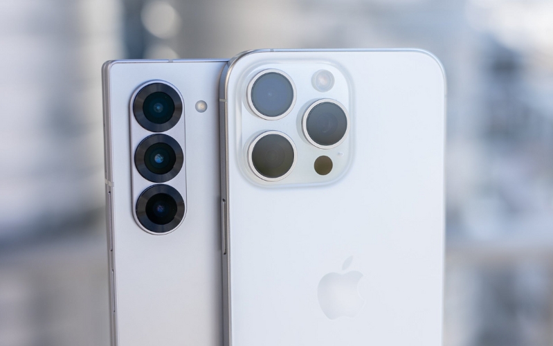 Galaxy Z Fold6 cung cấp một cấu hình camera mạnh mẽ với cảm biến chính 50MP, nhưng iPhone 15 Pro Max có lợi thế hơn nhờ vào ống kính tiềm vọng 12MP