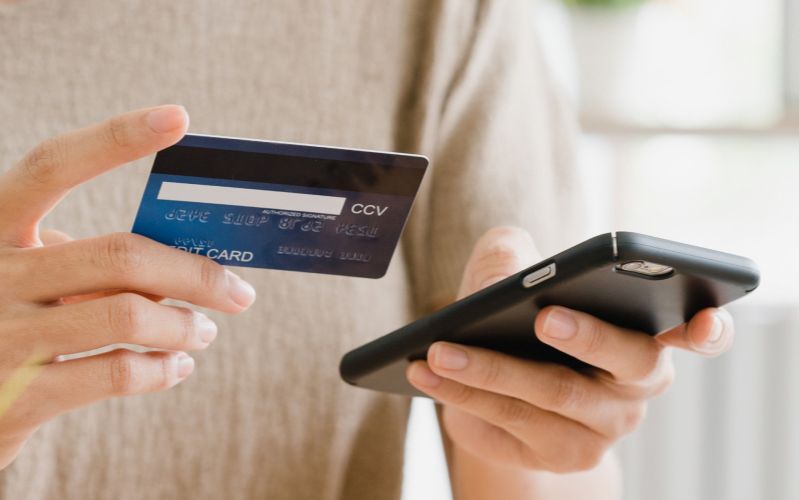Lý do ngân hàng khuyến khích chuyển sang thẻ chip