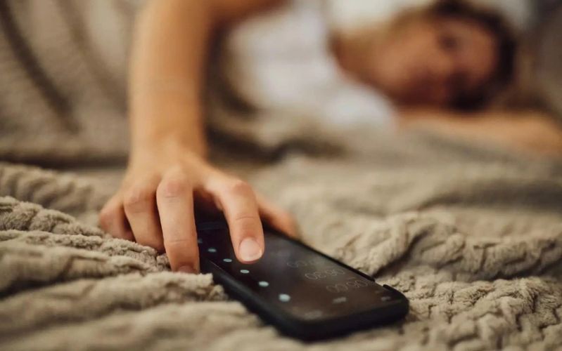 tác hại ngủ cạnh điện thoại
