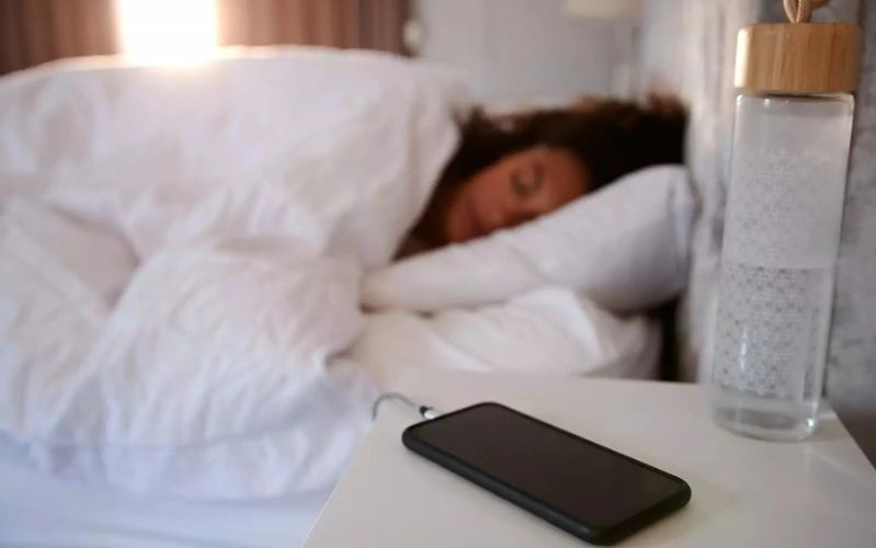 Vấn đề vệ sinh khi để điện thoại trên giường