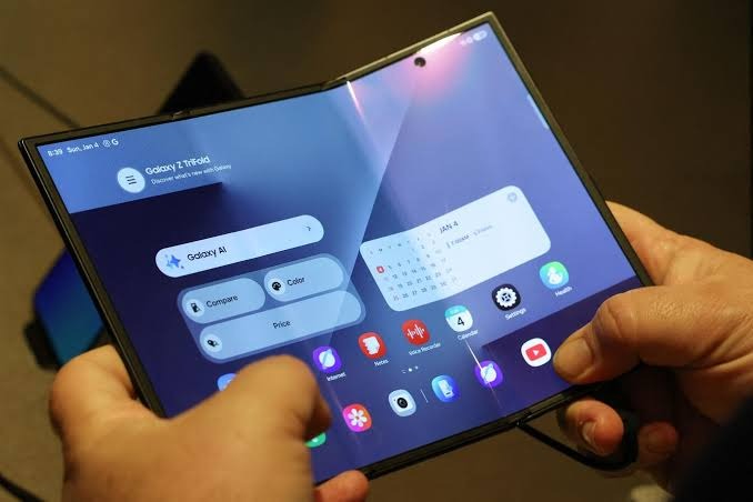 Samsung Galaxy Z Fold8 5G 12GB/256GB Chính Hãng 3 Samsung Galaxy Z Fold8 5G 12GB/256GB Chính Hãng 3
