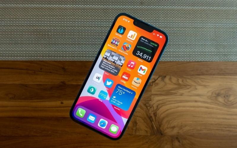 so sánh iphone XR và iPhone 13 về độ phân giải màn hình 