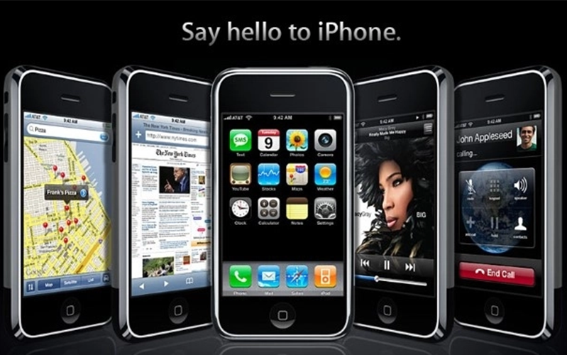 Một sự thay đổi thậm chí còn lớn hơn vào năm 2007 khi Apple trình làng chiếc iPhone đầu tiên và thế giới ưu tiên thiết bị di động.