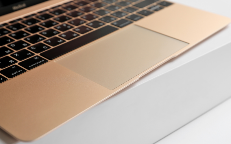 Trackpad nâng cấp bề rộng giúp thoải mái rê chuột 
