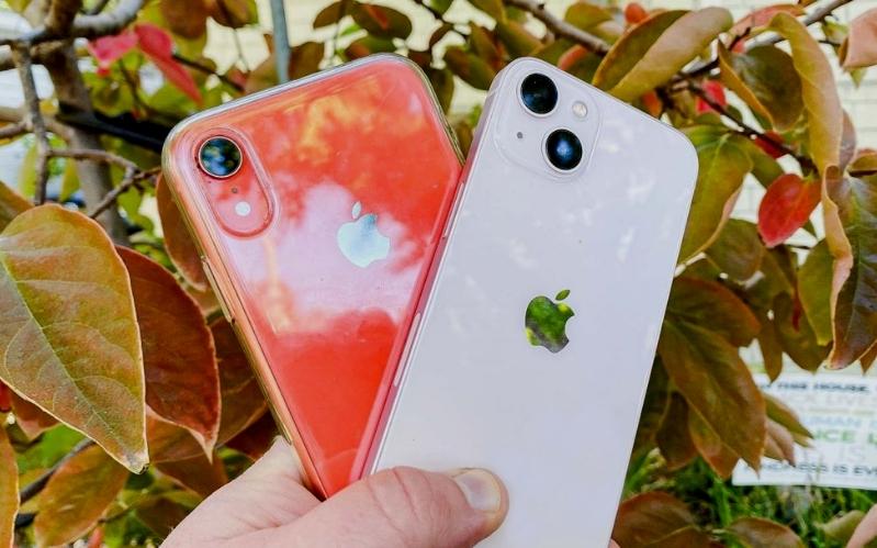so sánh iphone XR và iPhone 13 về thiết kế bên ngoài của điện thoại 