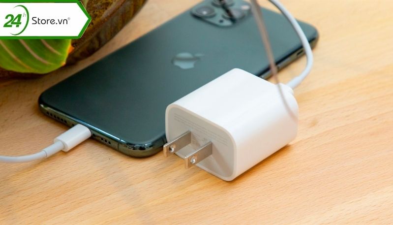 Cắm sạc iPhone 12 của bạn Cắm sạc iPhone 12 của bạn
