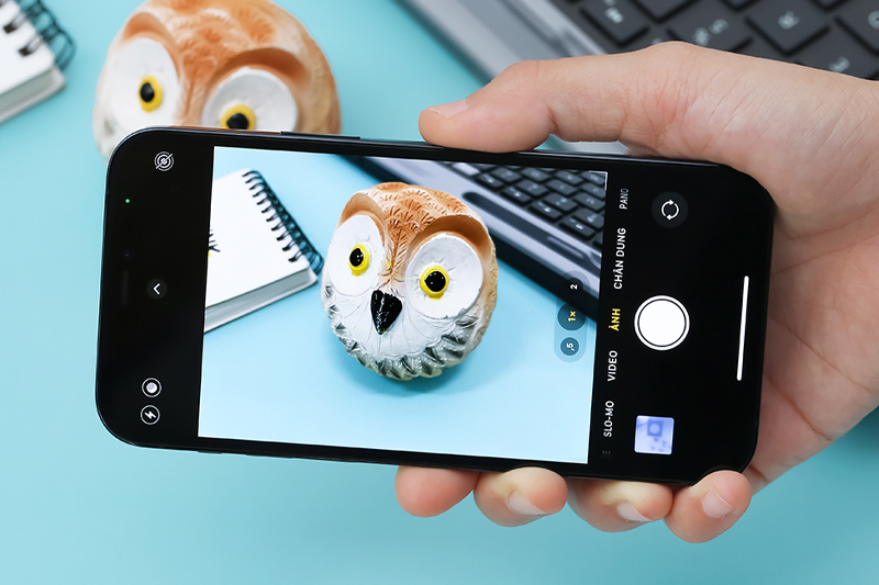 So sánh iPhone 11 và iPhone 12 Pro màn hình sắc nét