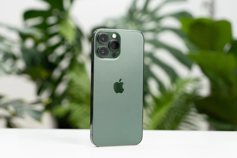 so sánh iphone 11 Pro Max và 13 Pro nhận thấy dòng 13 Pro có khung cắt góc cạnh