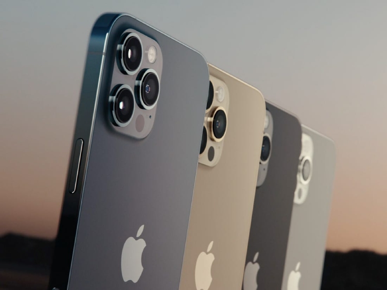 iPhone 12 Pro Max vượt trội về kích thước so với iPhone XS