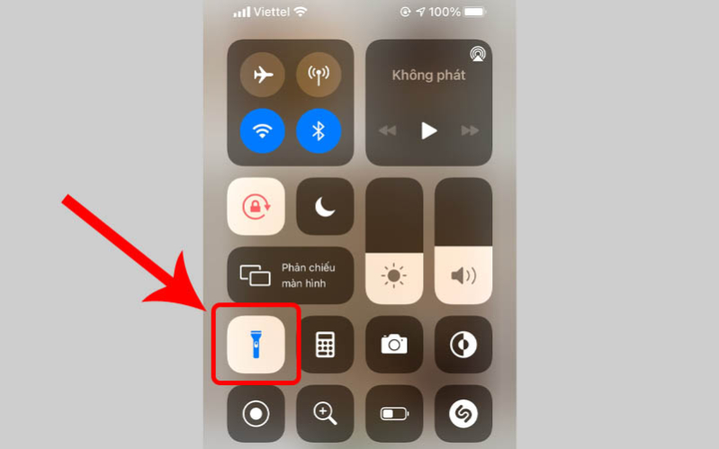 Cách bật đèn pin iPhone 