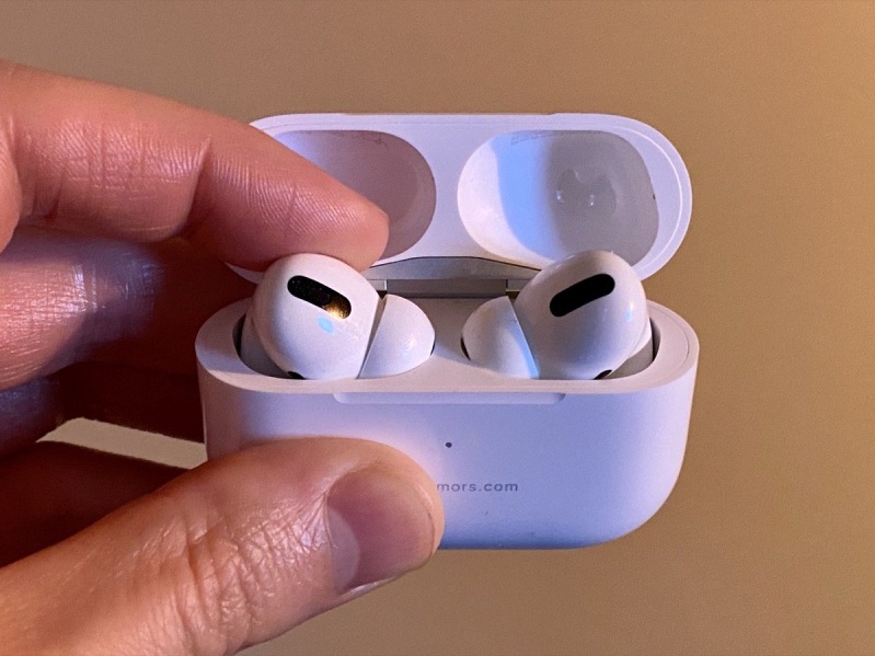 AirPods Pro hình 4 AirPods Pro có sạc không dây không?