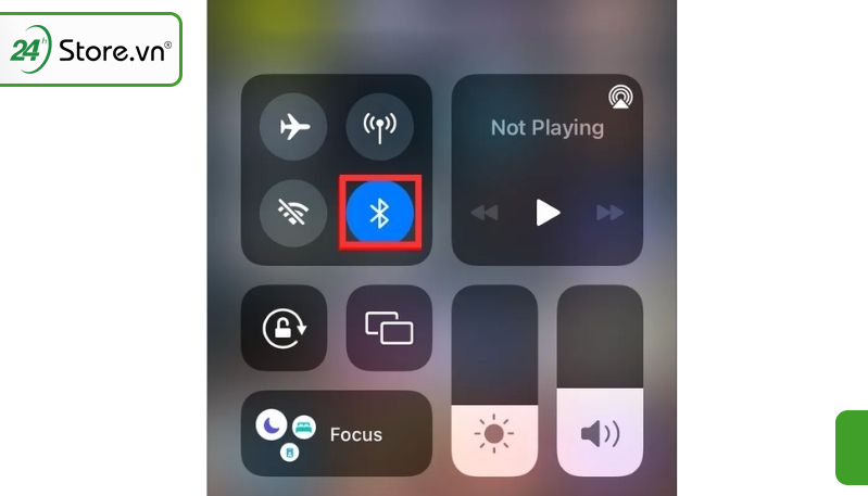 Bạn tiến hành bật Bluetooth và lấy AirPods ra khỏi hộp Bạn tiến hành bật Bluetooth và lấy AirPods ra khỏi hộp