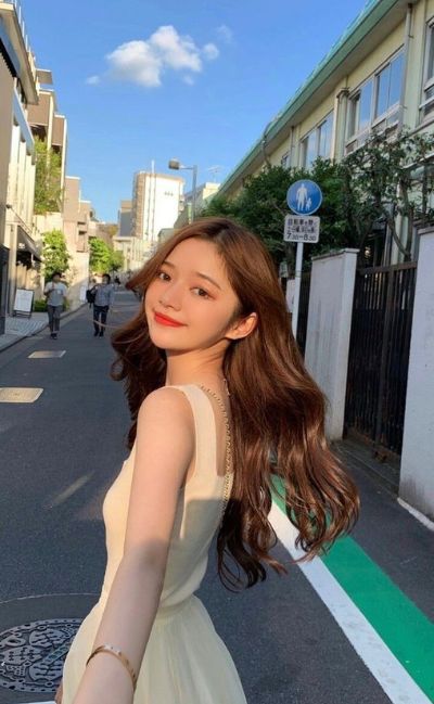 ngước nhìn phía sau