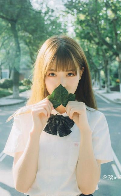 chụp ảnh che mặt ngại ngùng