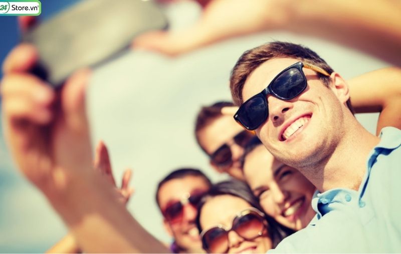 chụp ảnh selfie cùng bạn bè