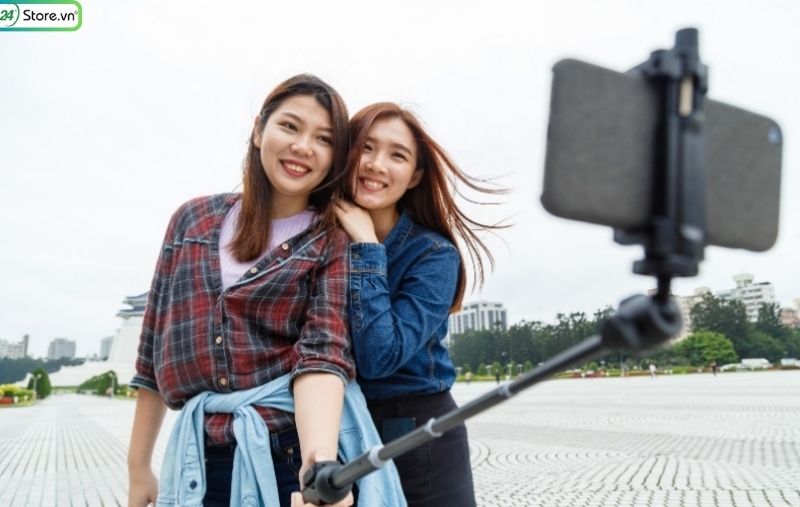 chụp ảnh selfie cùng gậy tự sướng