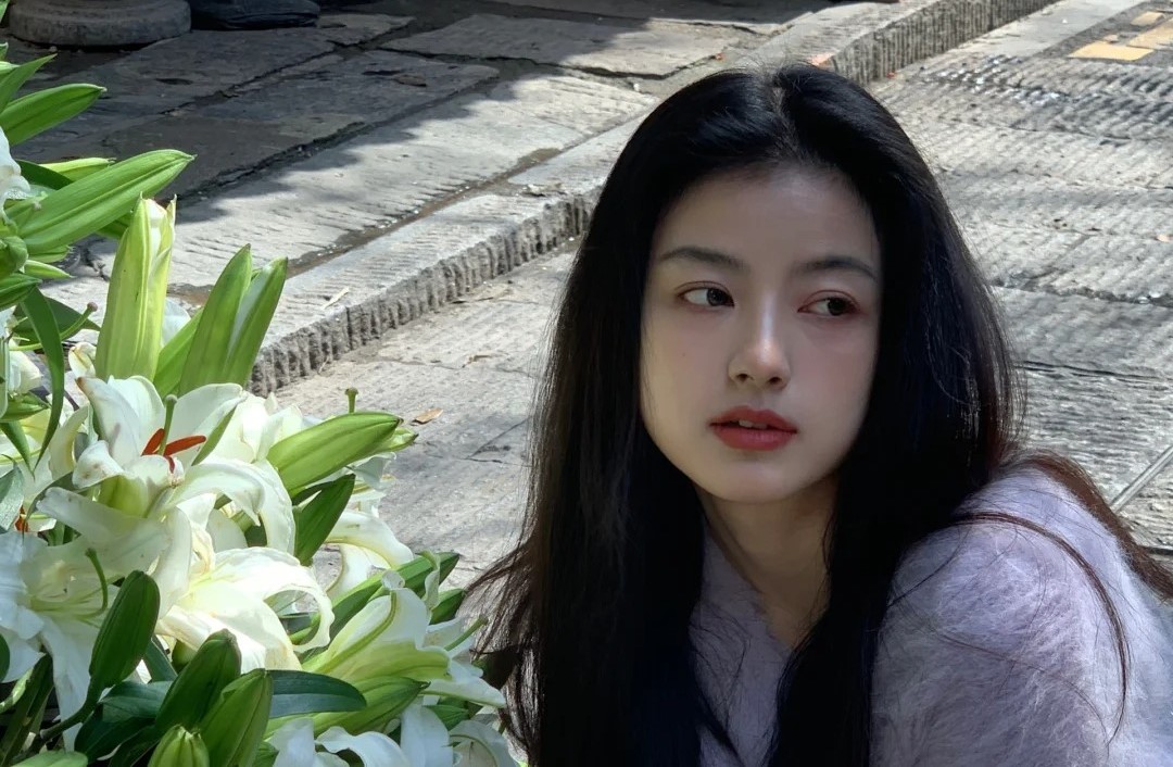ngồi chụp hình với hoa