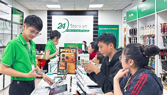 iphone 16 pro max sau 1 năm tại 24hstore