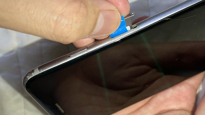 điện thoại bị kẹt khay sim