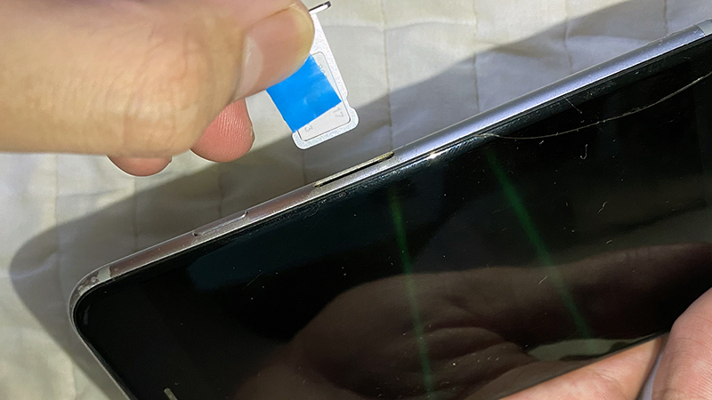 điện thoại bị kẹt khay sim