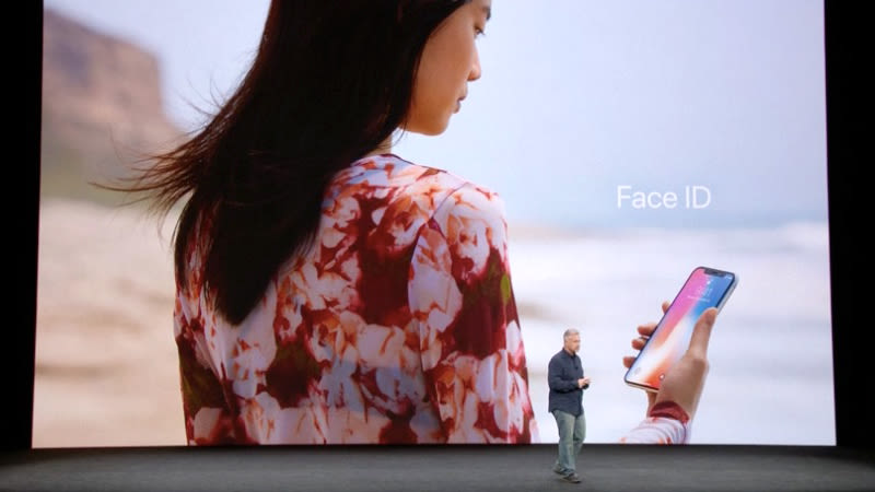 Face ID tren iPhone X  that bai tham hai tai buoi ra mat hay doc chieu khach hang cua dai gia Apple hinh anh 3