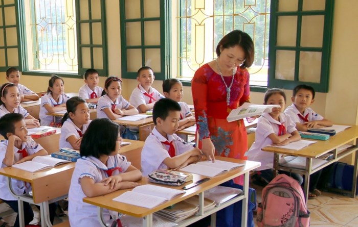 Hình ảnh 20/11 thầy cô hướng dẫn học sinh