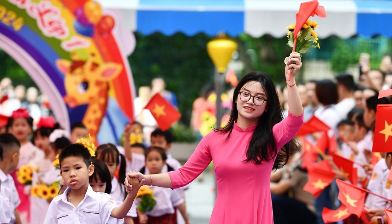 Hình ảnh đẹp về thầy cô giáo 20/11 chụp ảnh cùng học sinh