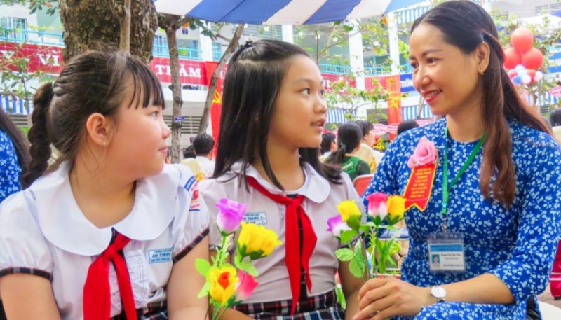 Hình ảnh đẹp về thầy cô giáo 20/11 chụp ảnh cùng học sinh