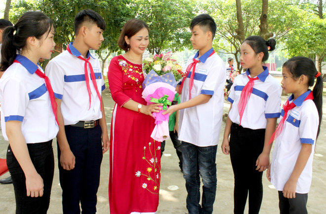 Hình ảnh đẹp về thầy cô giáo 20/11 chụp ảnh cùng học sinh