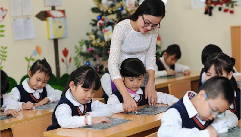 Hình ảnh 20/11 thầy cô hướng dẫn học sinh