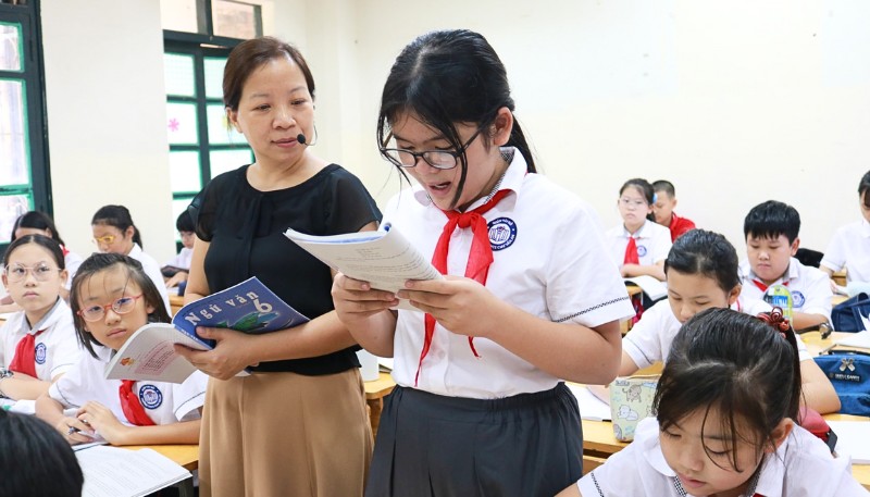Hình ảnh 20/11 thầy cô hướng dẫn học sinh