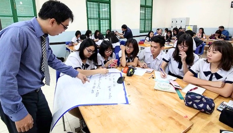Hình ảnh 20/11 thầy cô hướng dẫn học sinh
