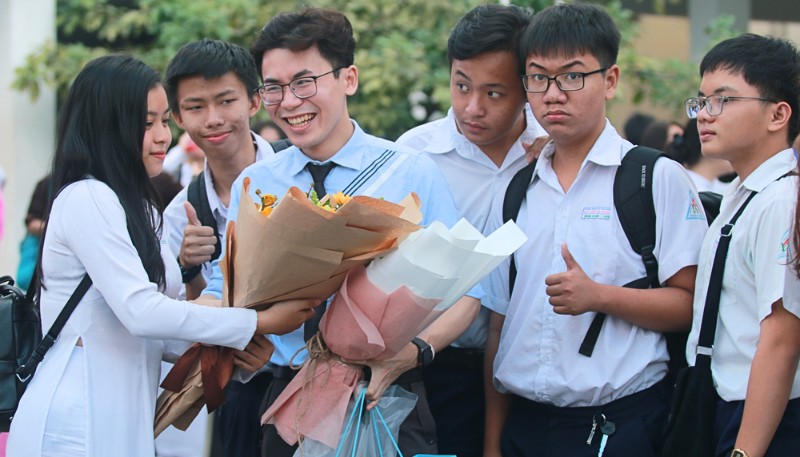 Hình ảnh đẹp về thầy cô giáo 20/11 chụp ảnh cùng học sinh